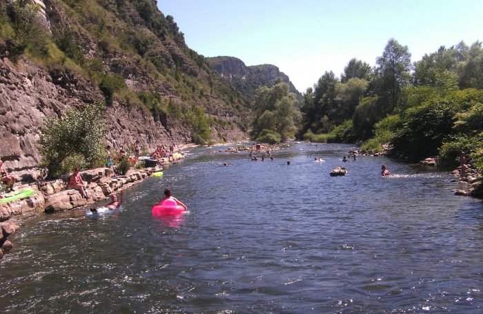 Camper en bord de rivière c&rsquo;est possible avec le camping les Plans