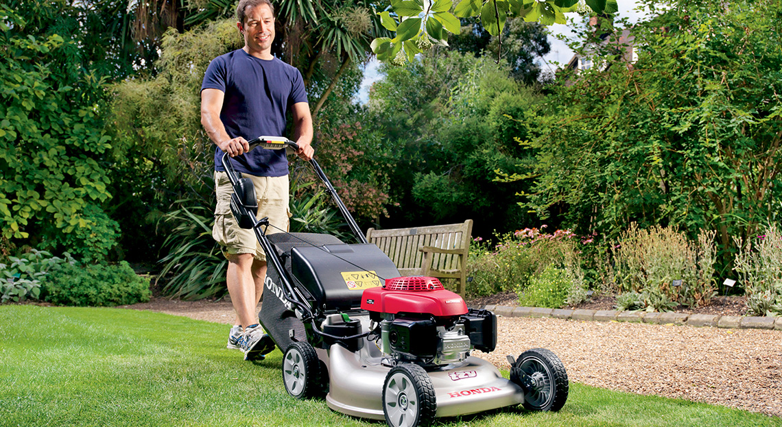 Comment bien choisir sa tondeuse thermique ?