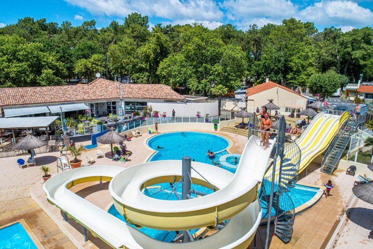 Découvrez la piscine couverte du camping à St Jean de Monts